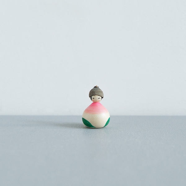 どんぐりこけし　桃　No.MH　身長2.5ｃｍ