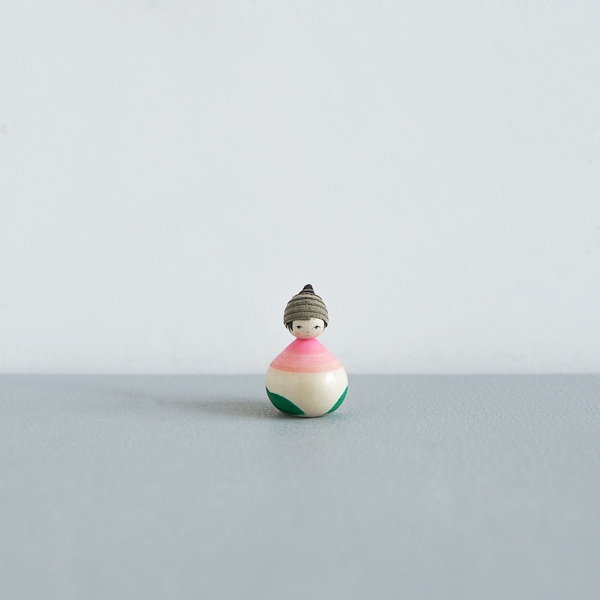 どんぐりこけし　桃　No.MI　身長2ｃｍ