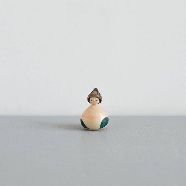 どんぐりこけし　桃　No.MJ　身長2.5ｃｍ