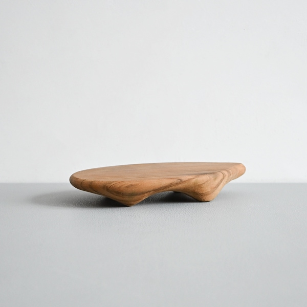 安彦年朗　逆さ四脚台M　10×17cm　H2.5cm