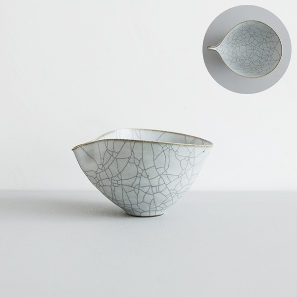 髙田志保　炭入り片口　11×15cm　H8.5cm