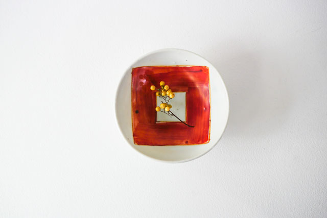中尾万作　赤絵升文小皿　Φ11ｃｍ