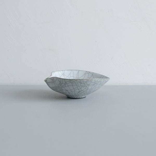 髙田志保　炭入り片口小鉢　11.5×13cm