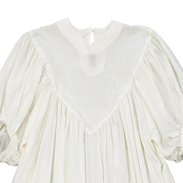 the last flower of the afternoon｜うすれかけた記憶　Embroidered yoke dress［White（白）］