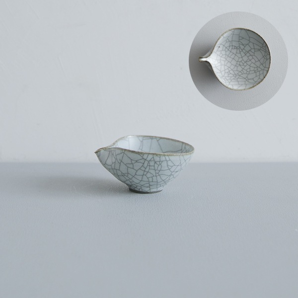 髙田志保　炭入り片口豆鉢　7.5×9cm