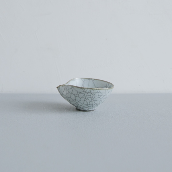 髙田志保　炭入り片口豆鉢　7.5×9cm