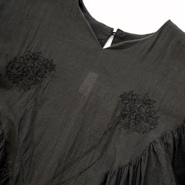 the last flower of the afternoon｜うすれかけた記憶　Embroidered yoke dress［Black（黒）］