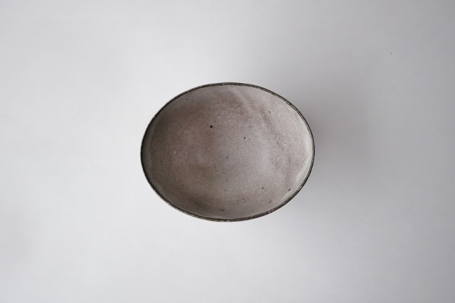 _田志保　チタン釉楕円湯呑　H7cm
