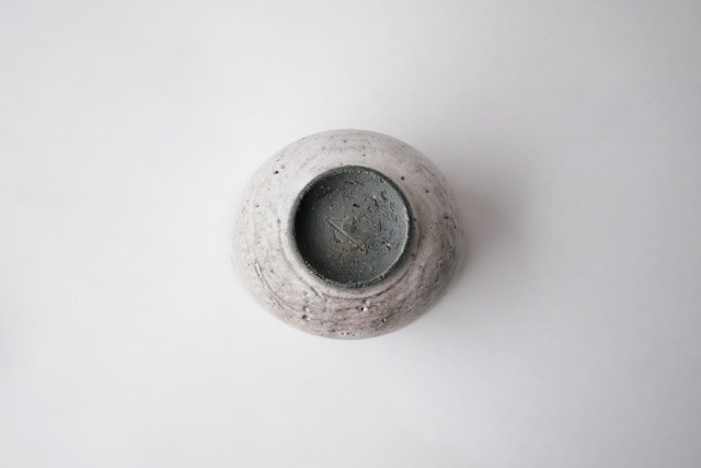 _田志保　チタン釉楕円湯呑　H7cm