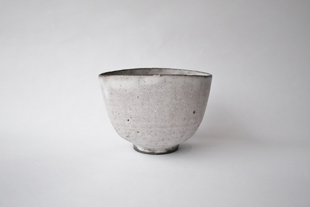 _田志保　チタン釉楕円湯呑　H7cm