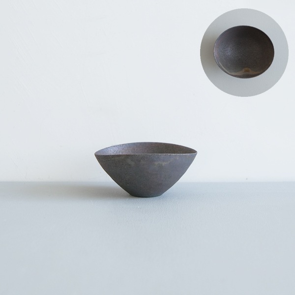 髙田志保　黒釉楕円小鉢　9×10.5cm　H5cm