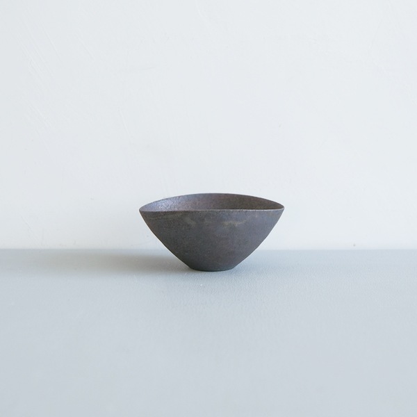 髙田志保　黒釉楕円小鉢　9×10.5cm　H5cm