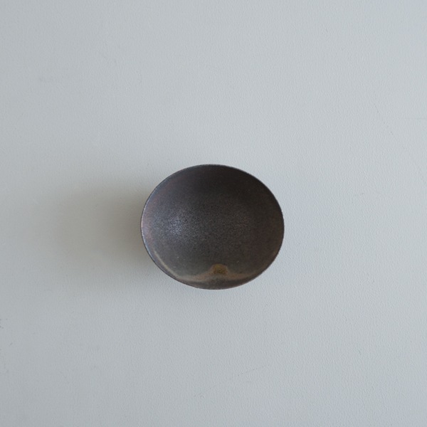 髙田志保　黒釉楕円小鉢　9×10.5cm　H5cm