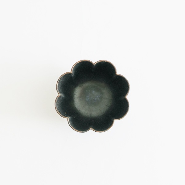 黒木泰等　黒滴釉輪花小鉢　Φ8.5ｃｍ