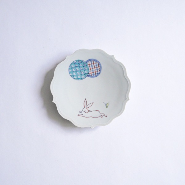 大井寛史・萌子　色絵兎　稜花小皿　Φ12.5ｃｍ