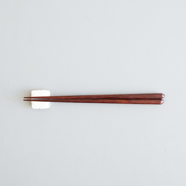 黒木泰等　白釉ギザギザ箸置　H1cm