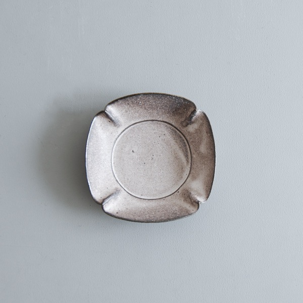 髙田志保　チタン釉４弁深皿　φ13.5　H3.5cm