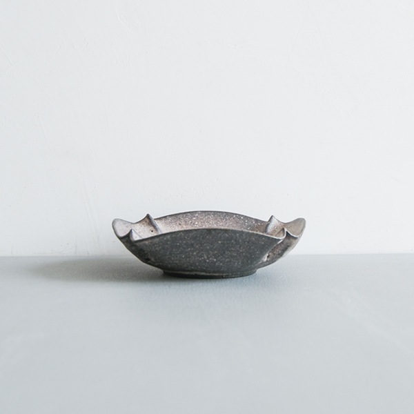髙田志保　チタン釉４弁深皿　φ13.5　H3.5cm