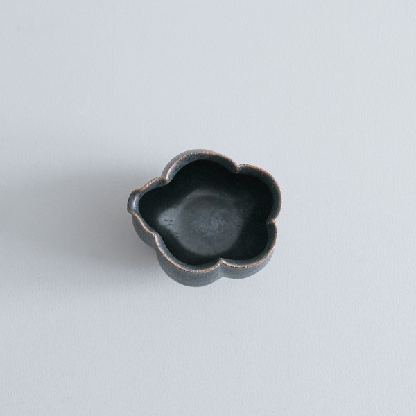 黒木泰等 黒滴釉雲片口 H8cm