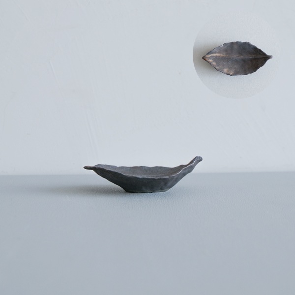 髙田志保　ツバキ（黒）　5×10cm