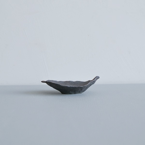 髙田志保　ツバキ（黒）　5×10cm