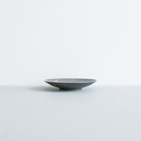 髙田志保　チタン釉菓子皿　12cm　H2cm