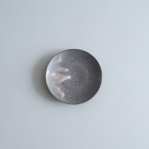 髙田志保　チタン釉菓子皿　12cm　H2cm