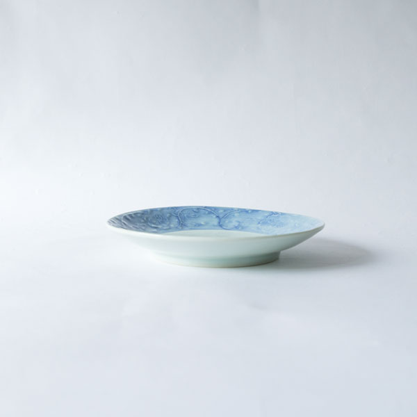 稲村真耶　呉須染印刻牡丹唐草5.5寸皿　Φ16ｃｍ