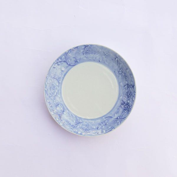 稲村真耶　呉須染印刻牡丹唐草5.5寸皿　Φ16ｃｍ