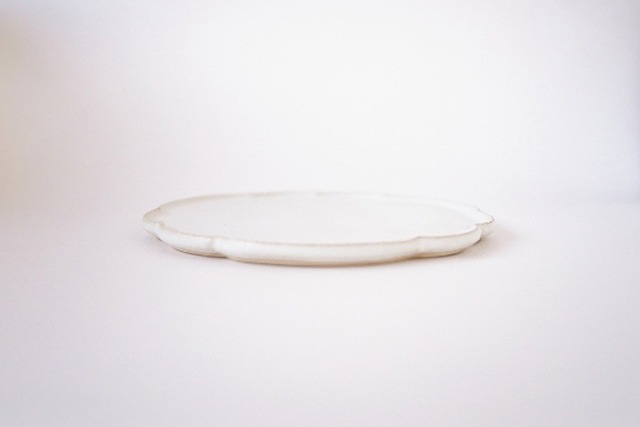 黒木泰等 白釉鎬輪花丸皿φ16cm