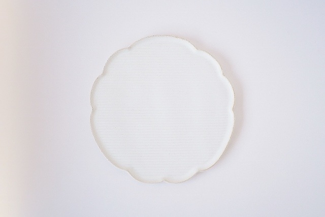 黒木泰等 白釉鎬輪花丸皿φ16cm