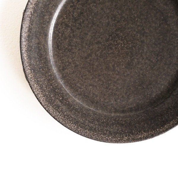 日高伸治　炭化灰泥7寸リム皿　Φ21ｃｍ