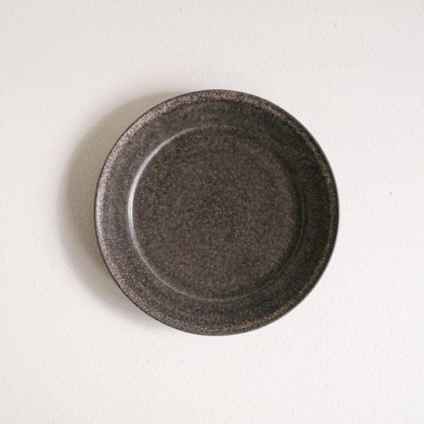 日高伸治　炭化灰泥7寸リム皿　Φ21ｃｍ