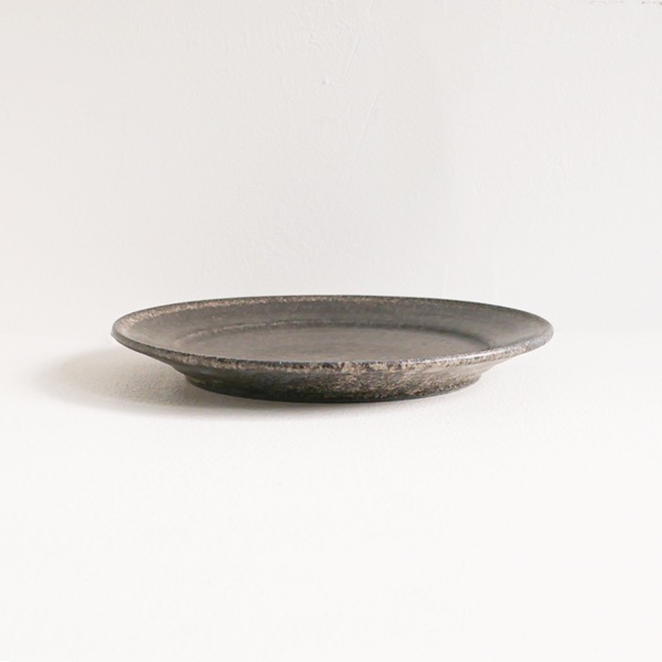 日高伸治　炭化灰泥7寸リム皿　Φ21ｃｍ