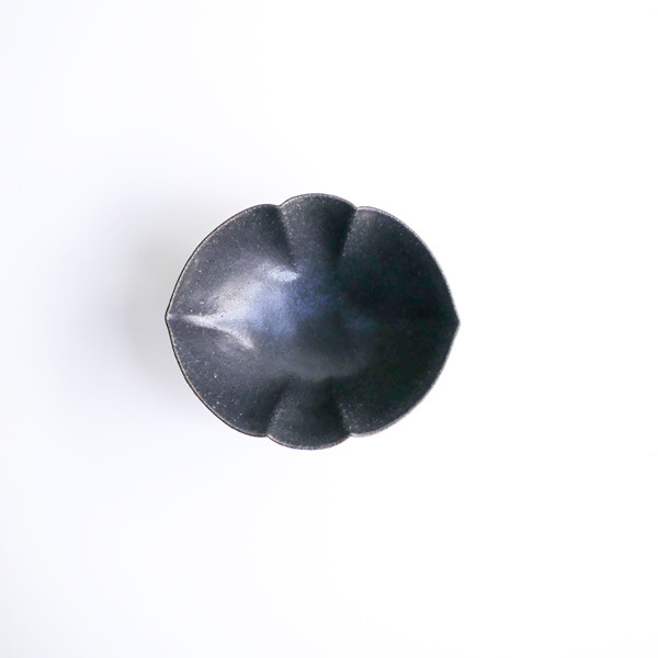 黒木泰等　黒滴釉蝶小鉢　12×14ｃｍ