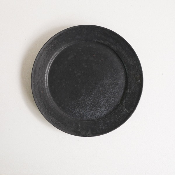 日高伸治　炭化灰泥7寸リム皿　Φ23ｃｍ