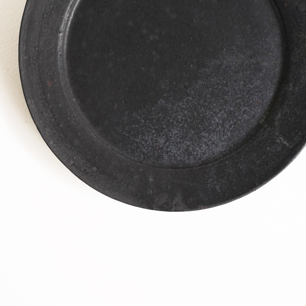 日高伸治　炭化灰泥7寸リム皿　Φ23ｃｍ