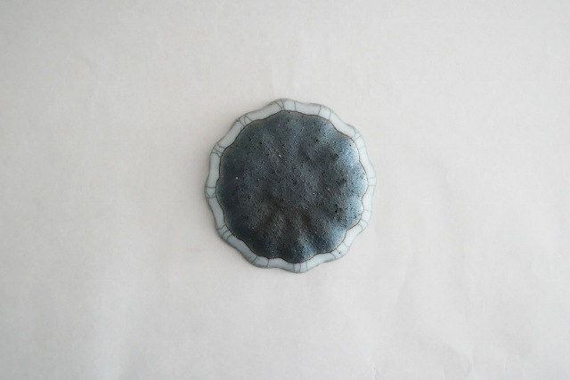 高田志保 炭入り菊豆皿φ7cm