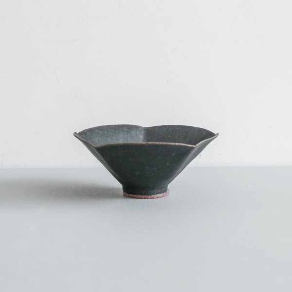 黒木泰等　　黒滴釉朝顔小鉢　14×14ｃｍ