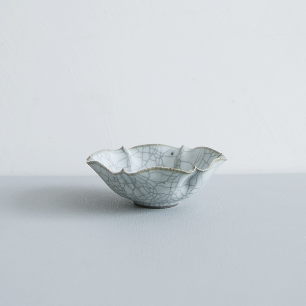 髙田志保　炭入り６弁小鉢　11×12cm