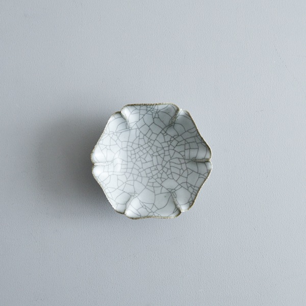 髙田志保　炭入り６弁小鉢　11×12cm