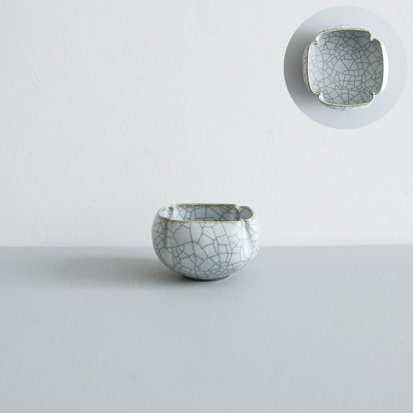 髙田志保　炭入り４弁丸豆鉢　8×8㎝