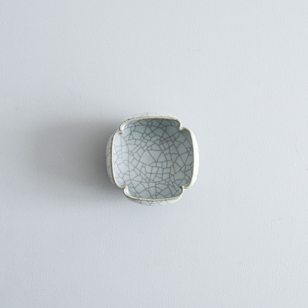 髙田志保　炭入り４弁丸豆鉢　8×8㎝