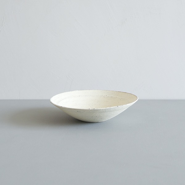 二階堂明弘　やきしめリム皿　小　（白）　Φ16ｃｍ　Ｈ4ｃｍ（おまかせ）