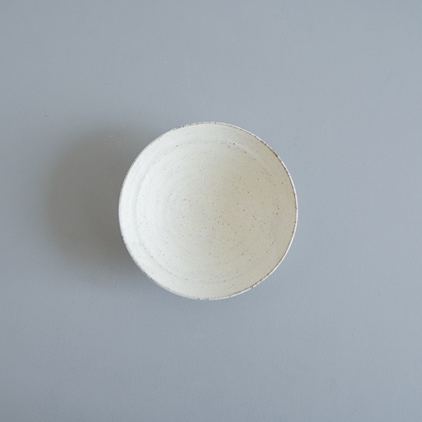 二階堂明弘　やきしめリム皿　小　（白）　Φ16ｃｍ　Ｈ4ｃｍ（おまかせ）