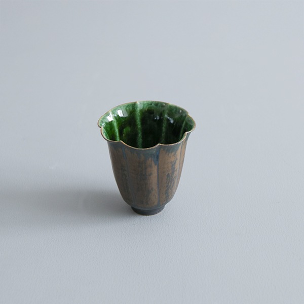 黒木泰等　織部輪花小湯呑み Φ8cm　H8.5cm　