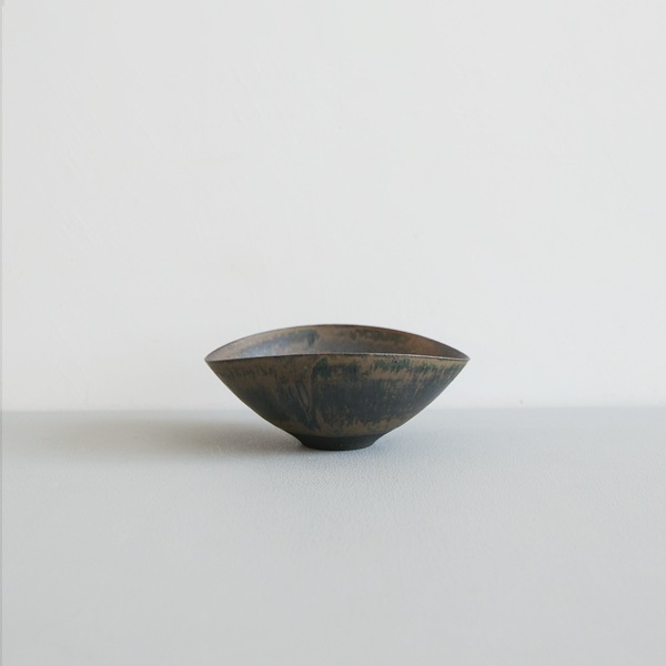 黒木泰等　鉄黒釉楕円小鉢　11cm×13.5cm　H5.5cm