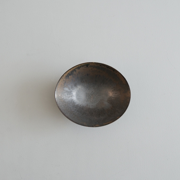 黒木泰等　鉄黒釉楕円小鉢　11cm×13.5cm　H5.5cm