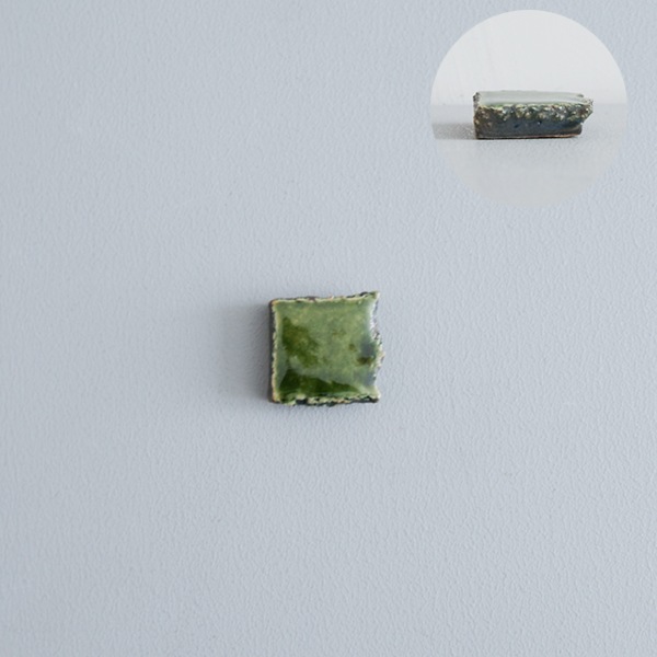 黒木泰等　織部ギザギザ角箸置　H1cm