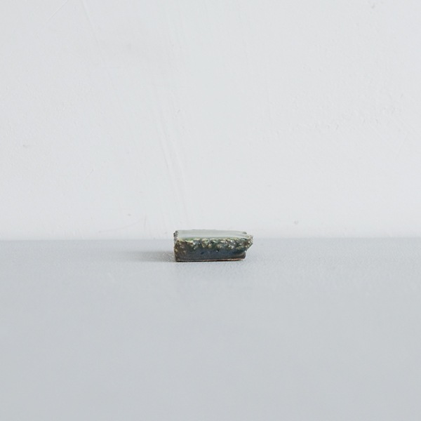 黒木泰等　織部ギザギザ角箸置　H1cm